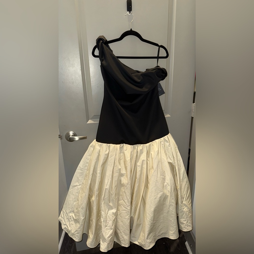 WHITLEY
BLACK & CREAM TWIST-NECK DROP-WAIST MIDI DRESS